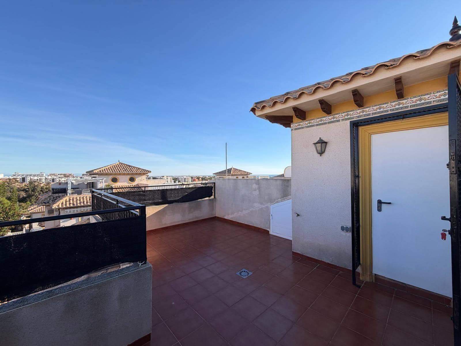 2 slaapkamer Rijtjeshuis te koop in Filipinas - € 209.900 (Ref: 9915781)