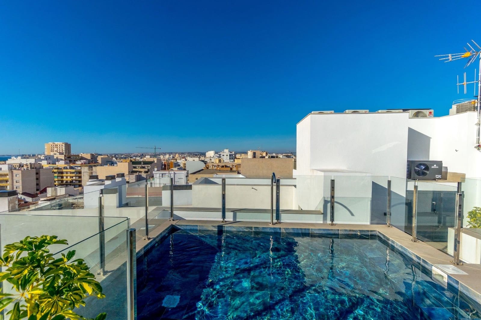 2 soveværelse Lejlighed til salg i Torrevieja med swimmingpool - € 249.900 (Ref: 9936360)