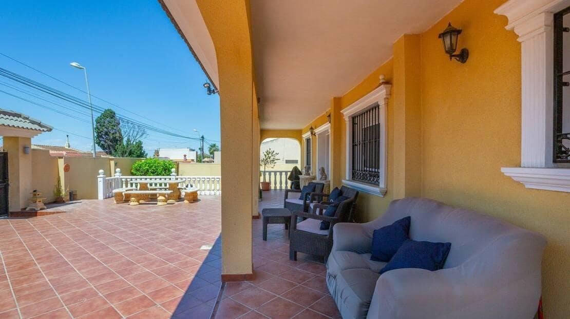 6 Zimmer Villa zu verkaufen in Los Balcones mit Pool - 610.000 € (Ref: 9942480)