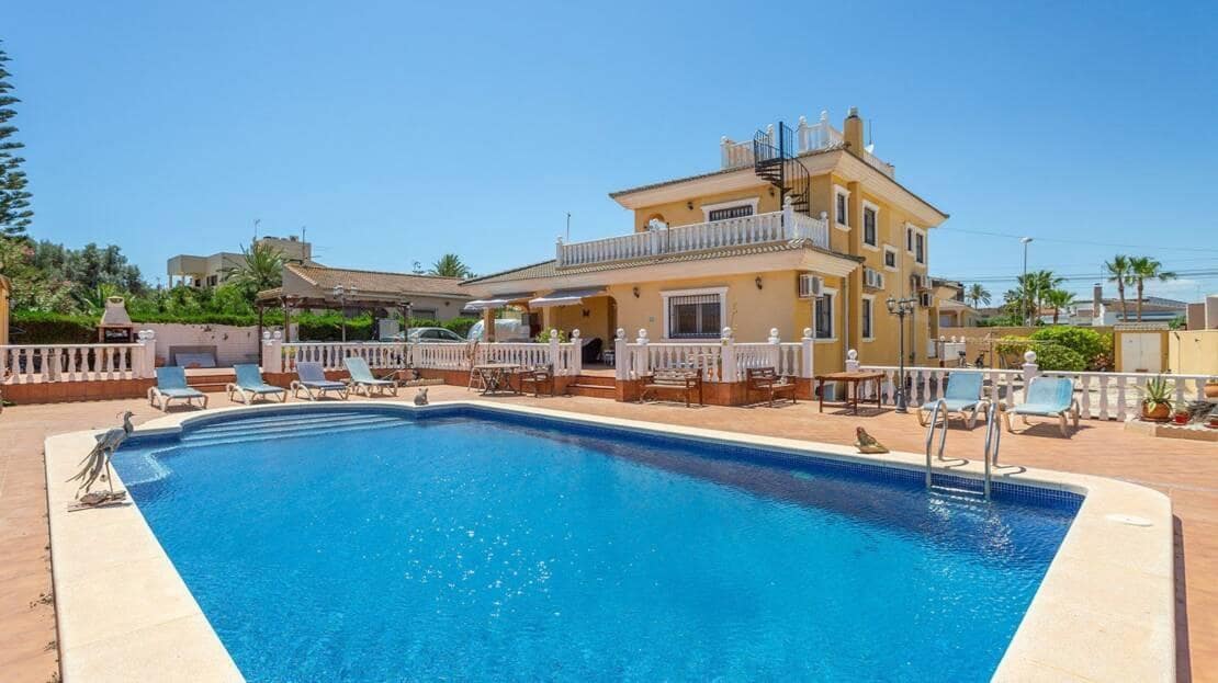6 Zimmer Villa zu verkaufen in Los Balcones mit Pool - 610.000 € (Ref: 9942480)