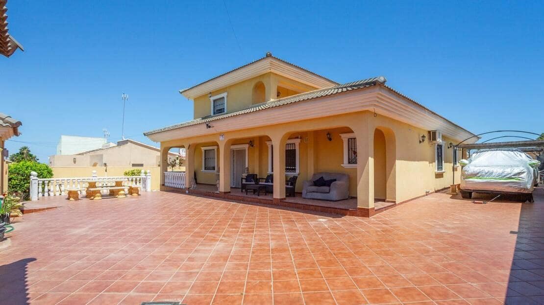 6 Zimmer Villa zu verkaufen in Los Balcones mit Pool - 610.000 € (Ref: 9942480)