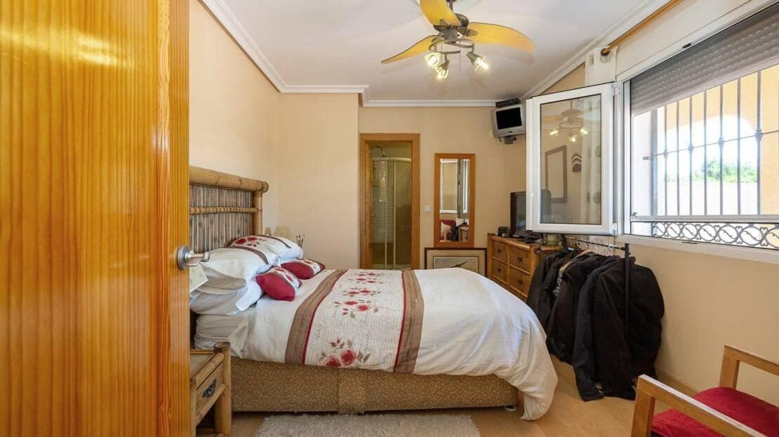 6 Zimmer Villa zu verkaufen in Los Balcones mit Pool - 610.000 € (Ref: 9942480)