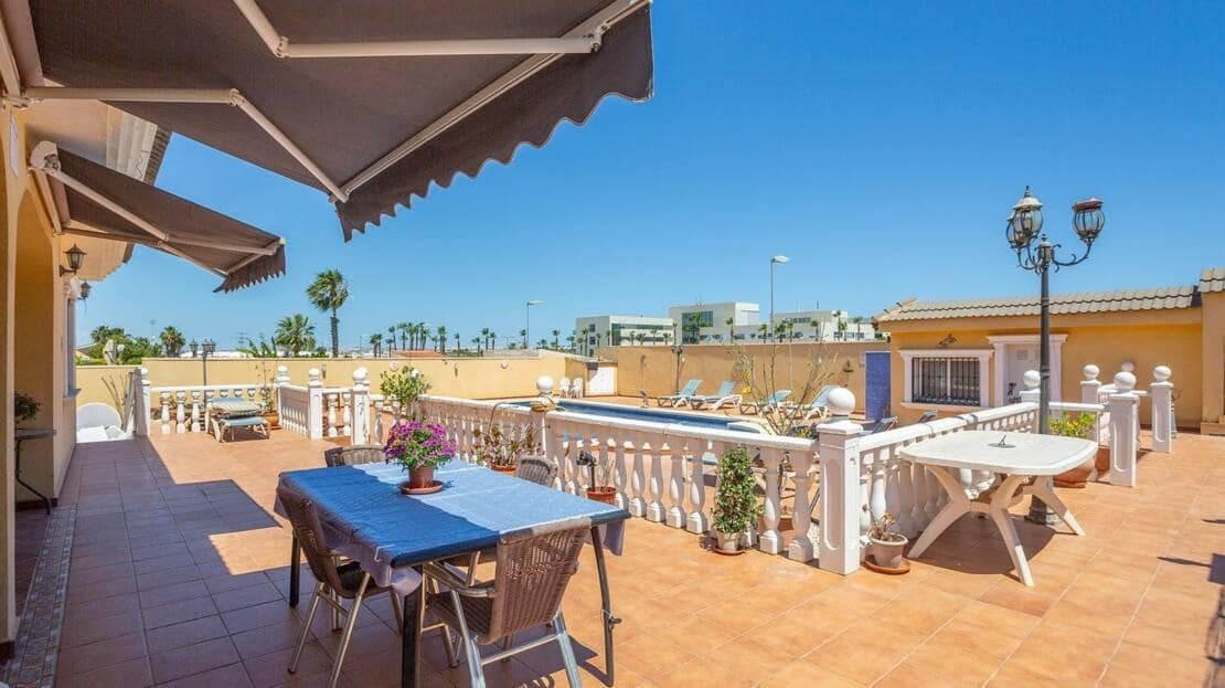 6 Zimmer Villa zu verkaufen in Los Balcones mit Pool - 610.000 € (Ref: 9942480)