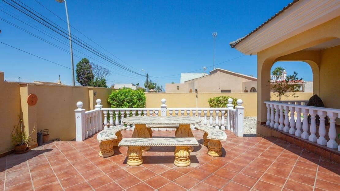 6 Zimmer Villa zu verkaufen in Los Balcones mit Pool - 610.000 € (Ref: 9942480)