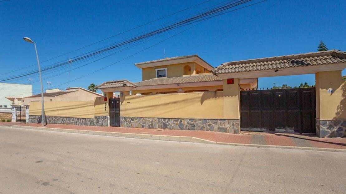6 Zimmer Villa zu verkaufen in Los Balcones mit Pool - 610.000 € (Ref: 9942480)