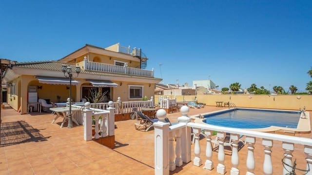 6 Zimmer Villa zu verkaufen in Los Balcones mit Pool - 610.000 € (Ref: 9942480)