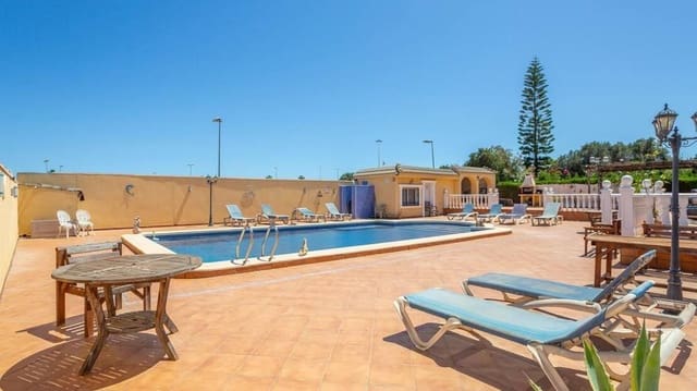 6 Zimmer Villa zu verkaufen in Los Balcones mit Pool - 610.000 € (Ref: 9942480)
