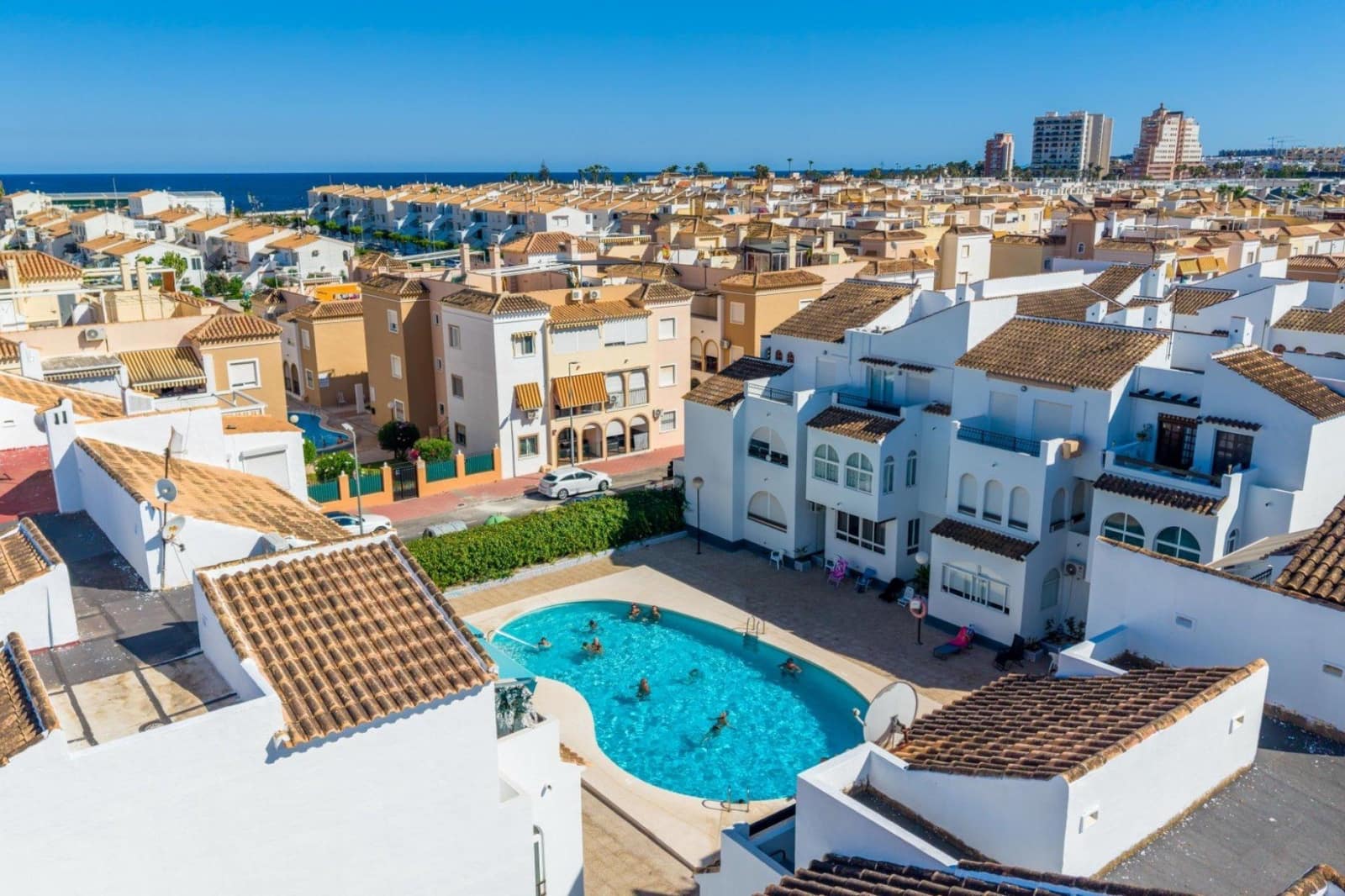 Bungalow de 1 habitación en Torrevieja en venta con piscina - 132.000 € (Ref: 9949749)