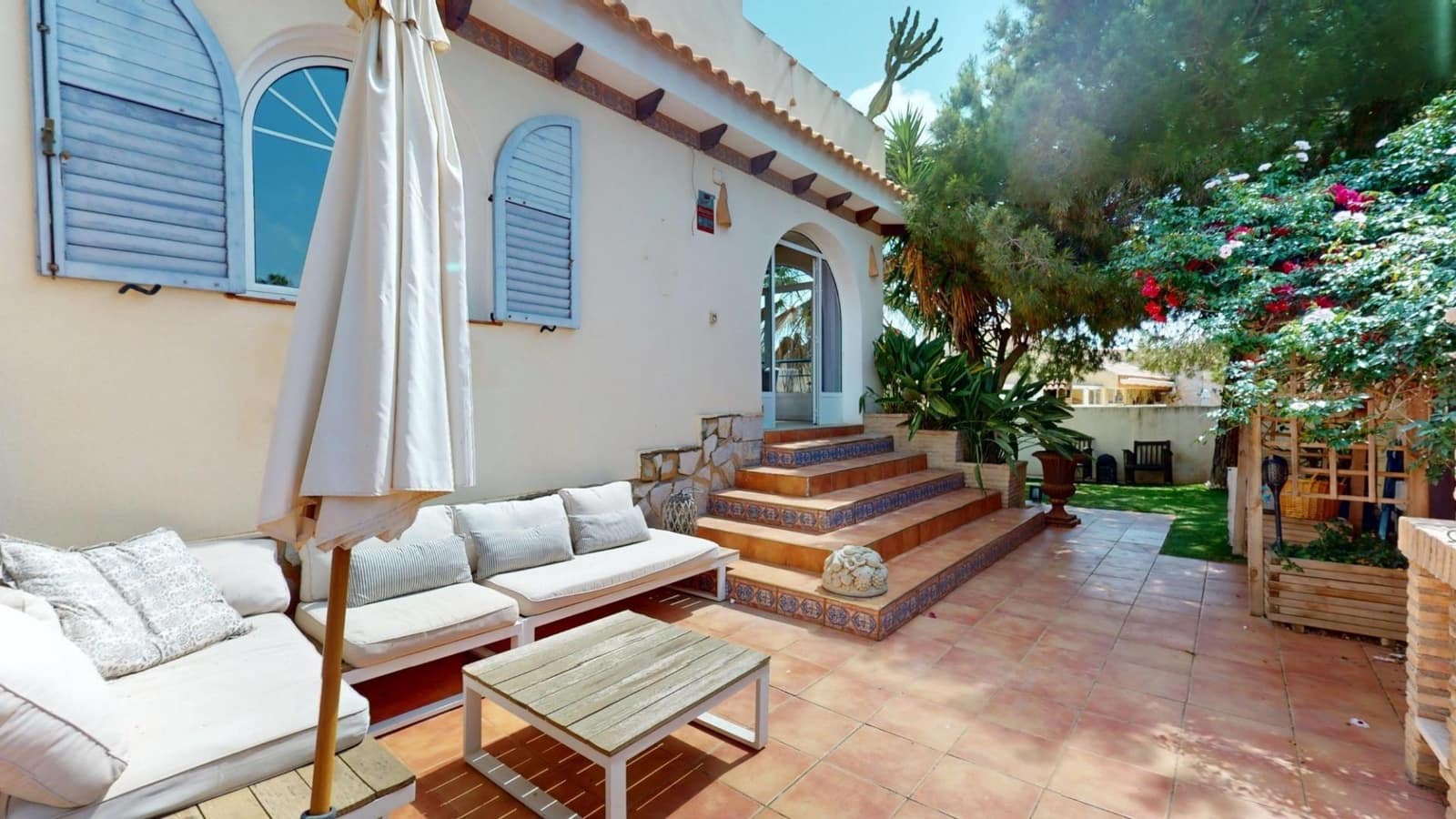 5 bedroom Villa for sale in La Zenia with pool - € 795,000 (Ref: 9977290)