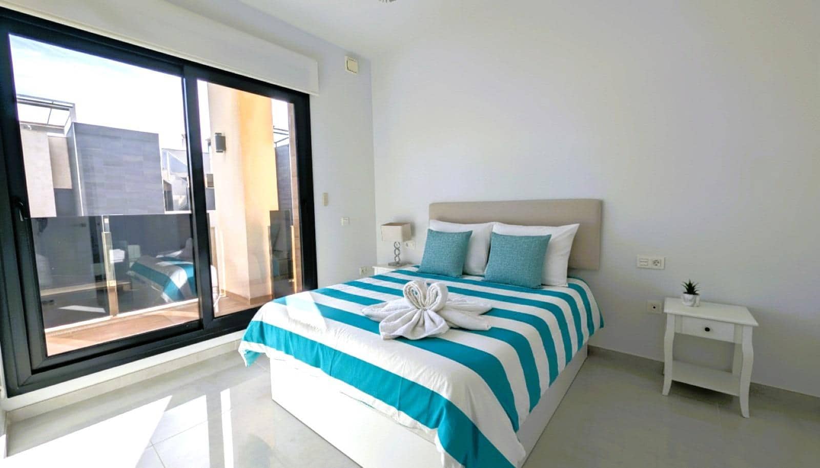 4 soveværelse Villa til salg i Orihuela Costa med swimmingpool - € 499.950 (Ref: 9977292)