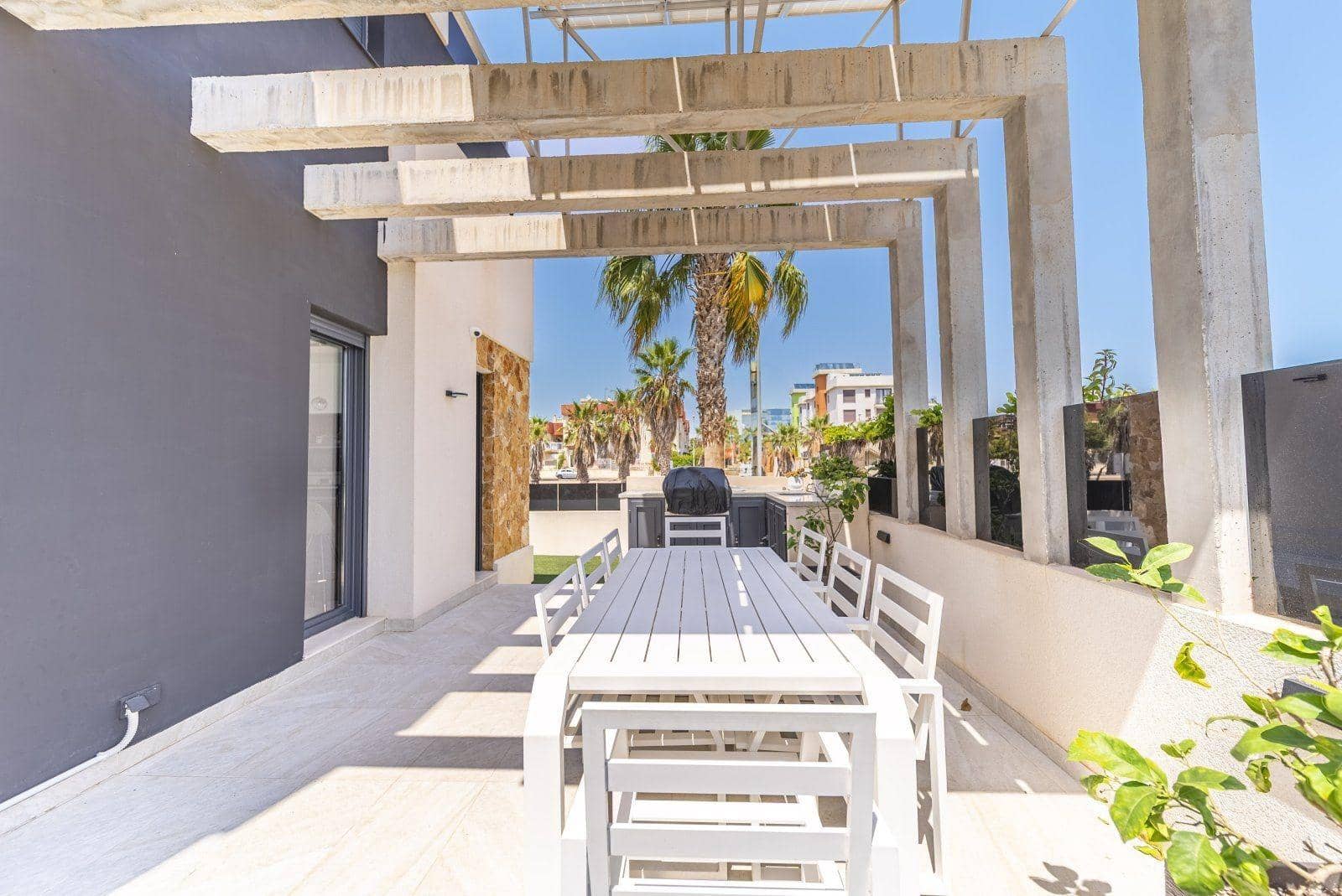 4 soveværelse Villa til salg i Orihuela Costa med swimmingpool - € 759.000 (Ref: 9978810)