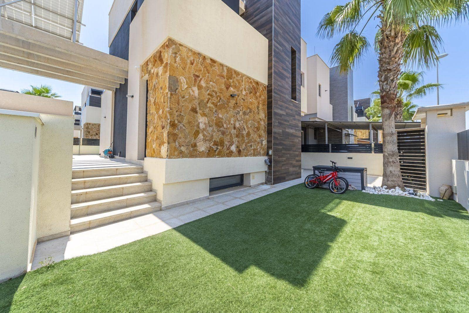 4 soveværelse Villa til salg i Orihuela Costa med swimmingpool - € 759.000 (Ref: 9978810)