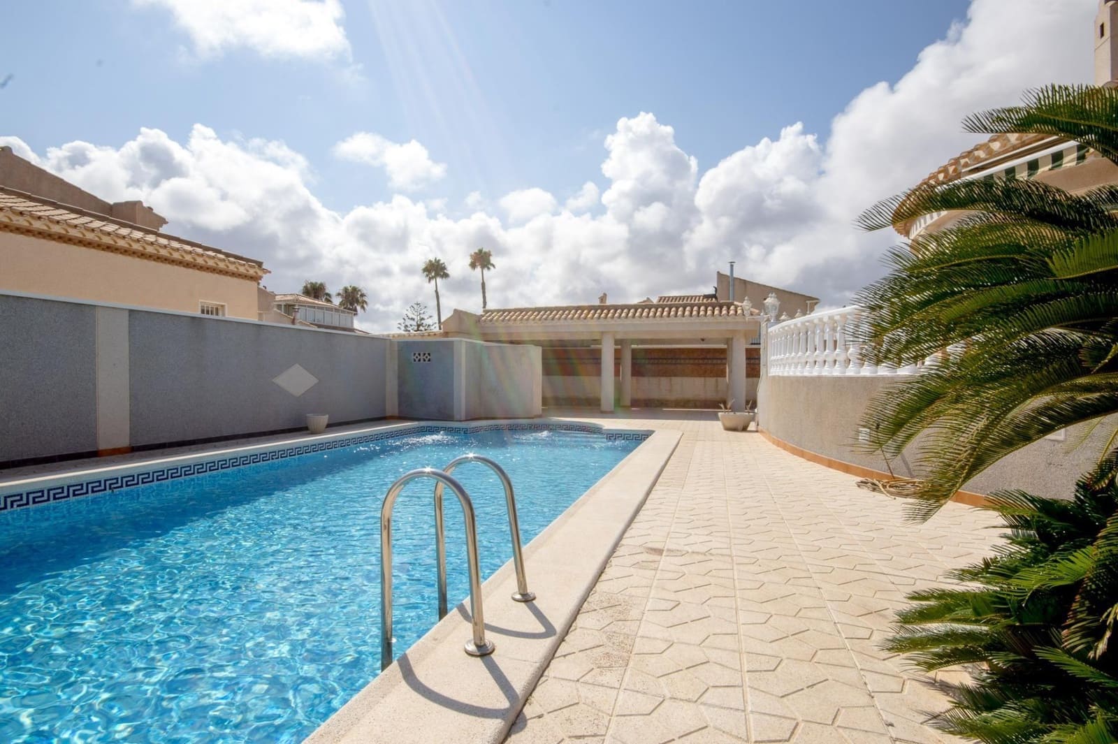 3 soveværelse Villa til salg i La Zenia med swimmingpool - € 650.000 (Ref: 9978813)