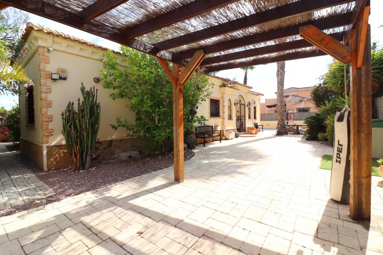 3 bedroom Villa for sale in Formentera del Segura with pool - € 365,000 (Ref: 9999616)