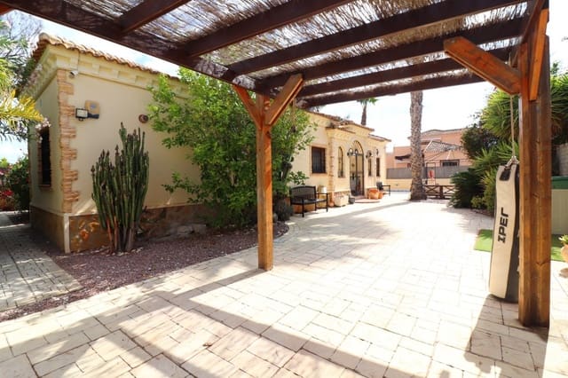 3 bedroom Villa for sale in Formentera del Segura with pool - € 365,000 (Ref: 9999616)