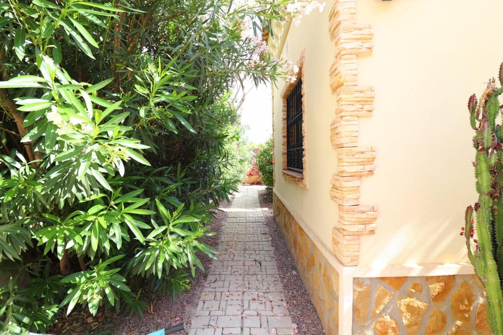 3 bedroom Villa for sale in Formentera del Segura with pool - € 365,000 (Ref: 9999616)