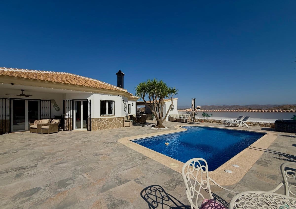 3 bedroom Villa for sale in Almeria city with pool - € 349,950 (Ref: 10004743)