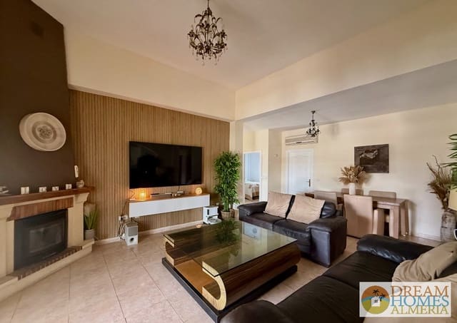 Chalet de 5 habitaciones en Arboleas en venta con piscina - 295.000 € (Ref: 10063002)