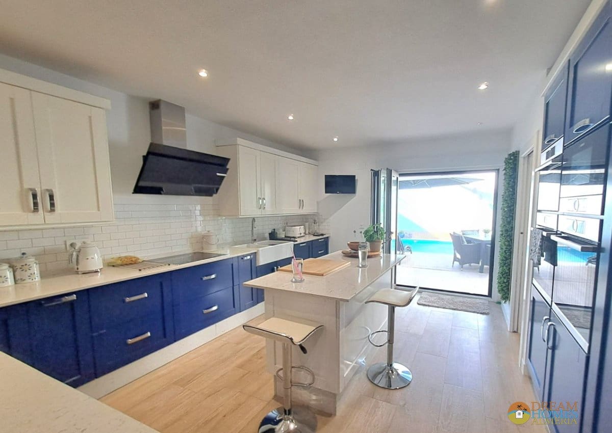 5 bedroom Villa for sale in Jaen city with pool - € 350,000 (Ref: 10088419)