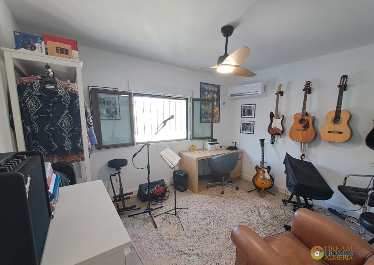 5 bedroom Villa for sale in Jaen city with pool - € 350,000 (Ref: 10088419)