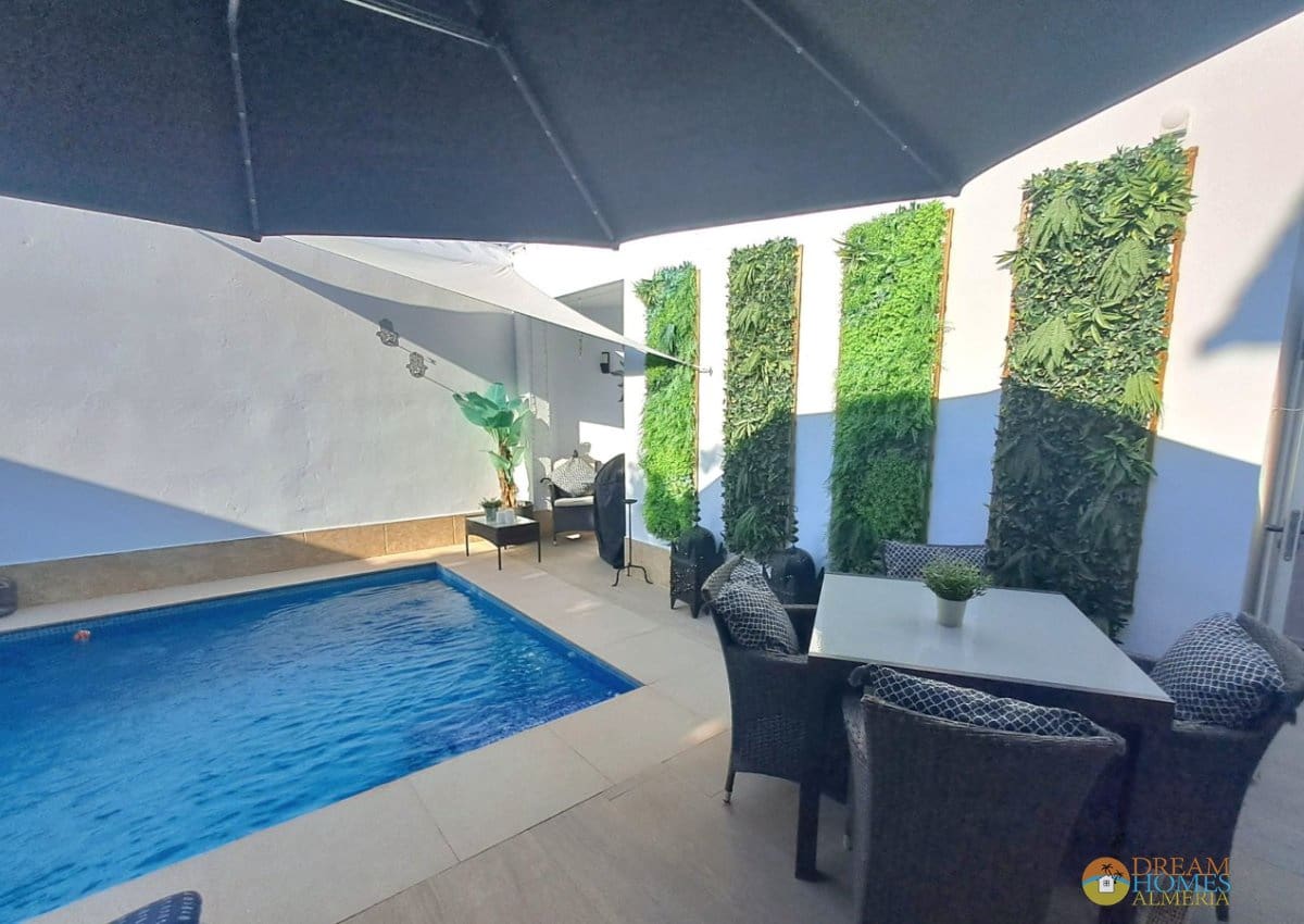 5 bedroom Villa for sale in Jaen city with pool - € 350,000 (Ref: 10088419)