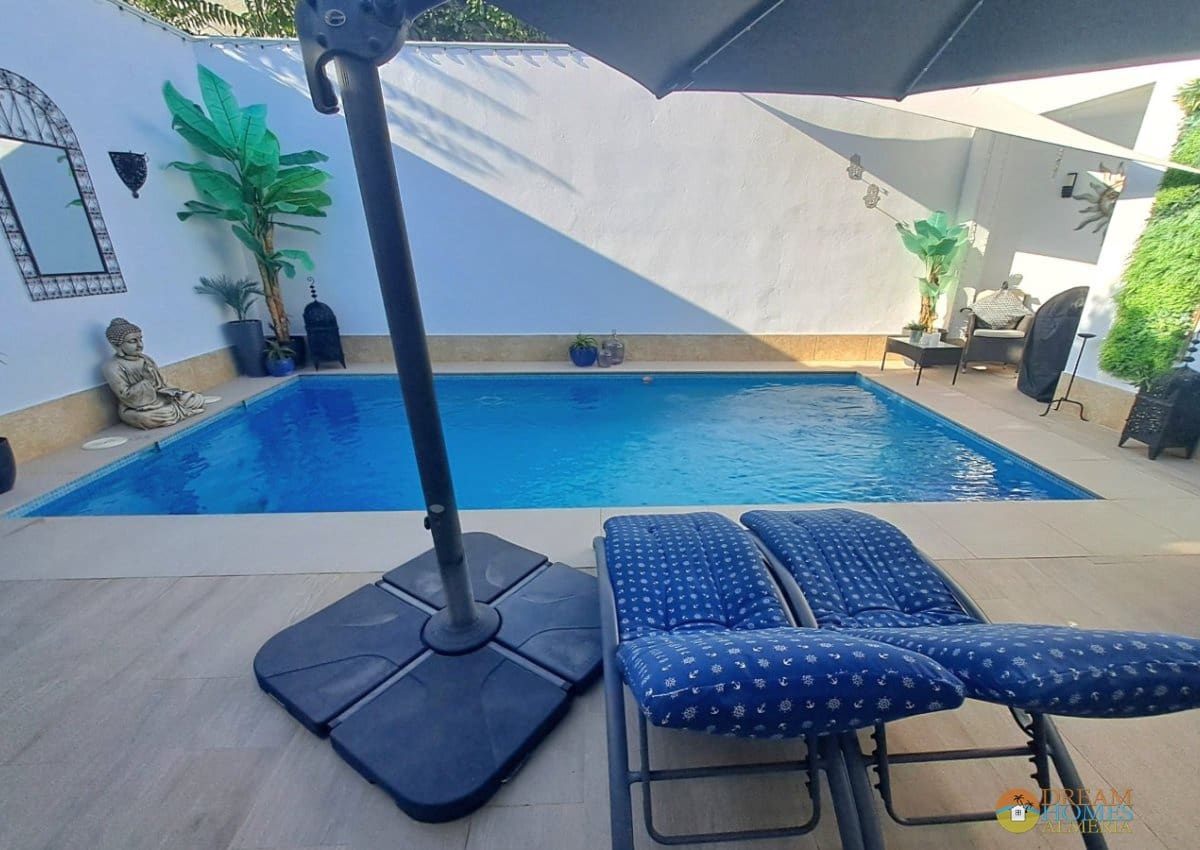 5 bedroom Villa for sale in Jaen city with pool - € 350,000 (Ref: 10088419)