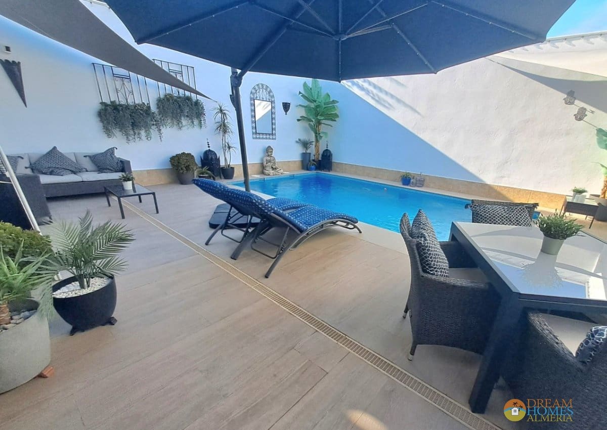 5 bedroom Villa for sale in Jaen city with pool - € 350,000 (Ref: 10088419)