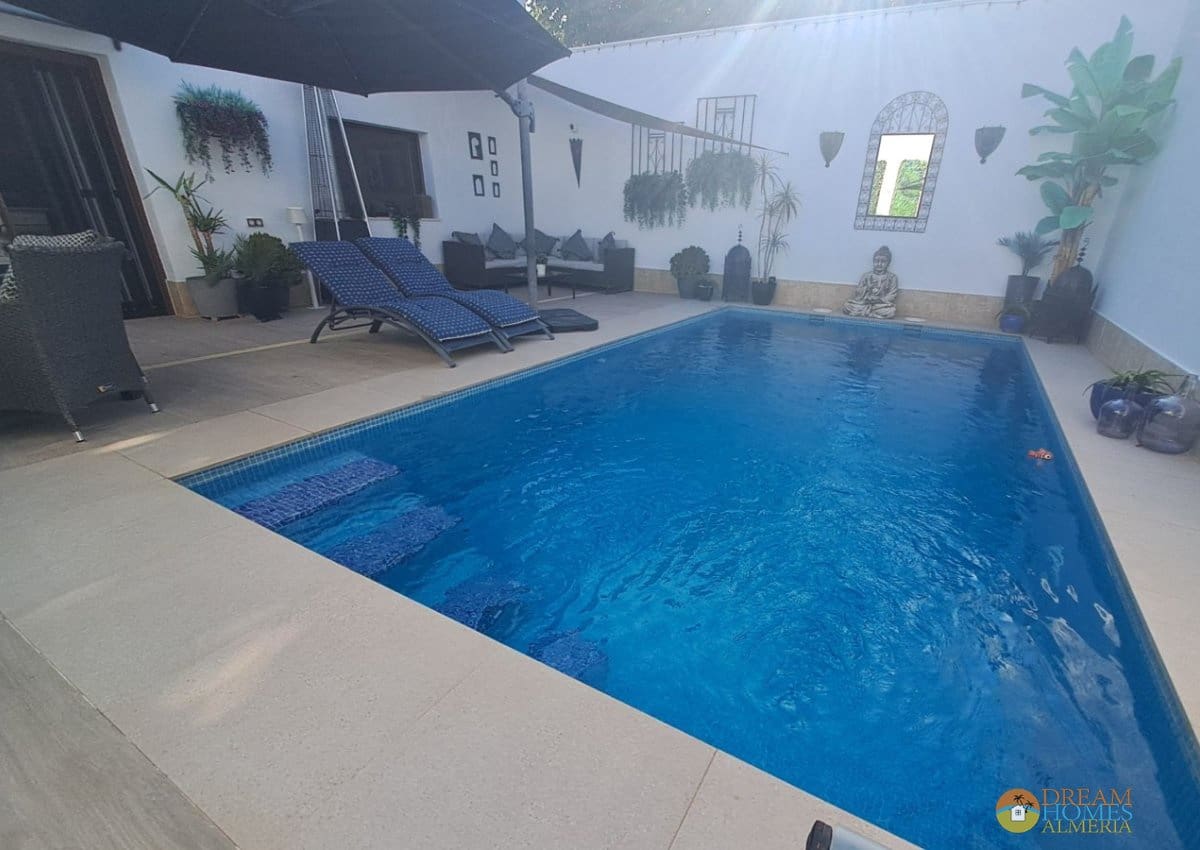 5 bedroom Villa for sale in Jaen city with pool - € 350,000 (Ref: 10088419)