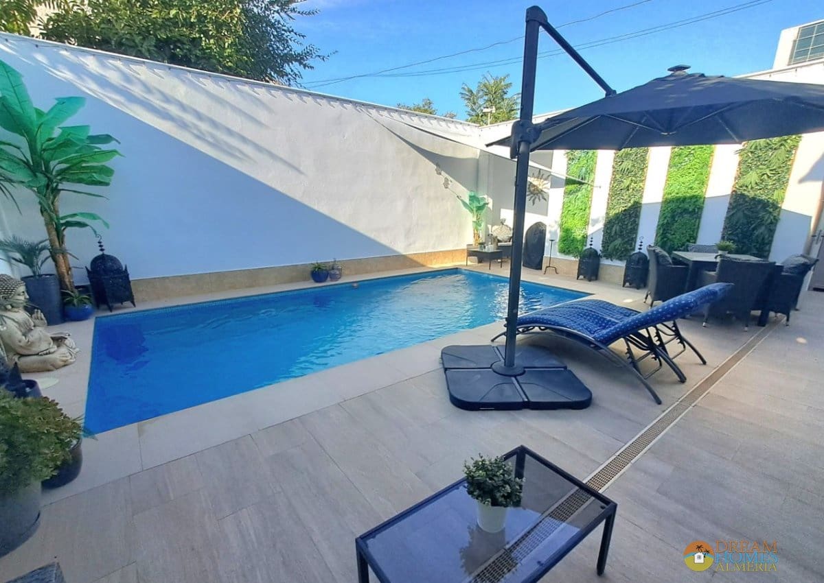 5 bedroom Villa for sale in Jaen city with pool - € 350,000 (Ref: 10088419)