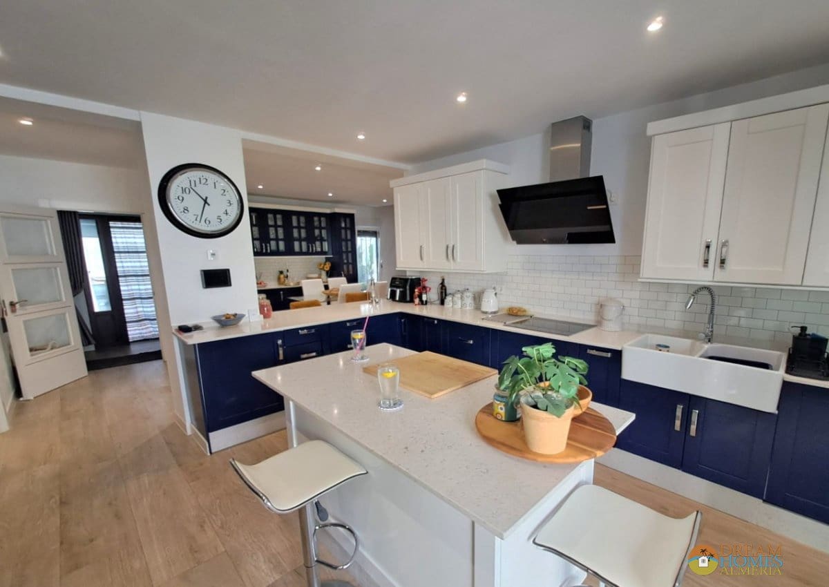 5 bedroom Villa for sale in Jaen city with pool - € 350,000 (Ref: 10088419)