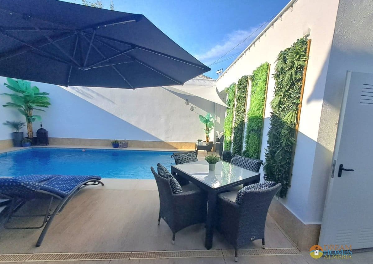 5 bedroom Villa for sale in Jaen city with pool - € 350,000 (Ref: 10088419)
