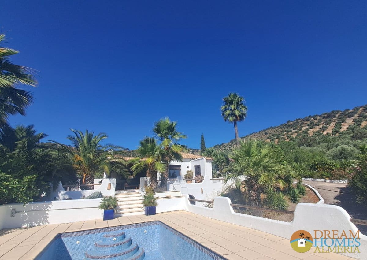 4 soveværelse Finca/Landehus til salg i Iznajar med swimmingpool garage - € 425.000 (Ref: 10157072)
