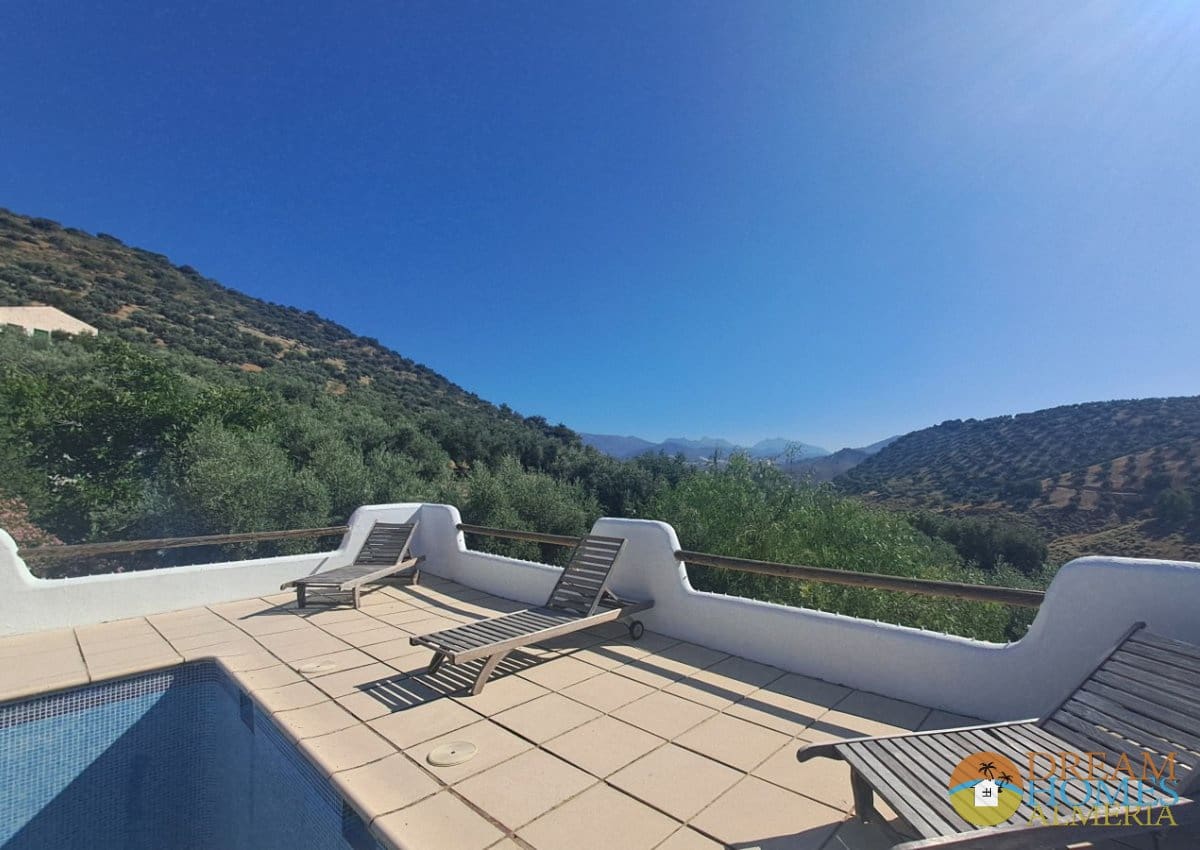 4 soveværelse Finca/Landehus til salg i Iznajar med swimmingpool garage - € 425.000 (Ref: 10157072)