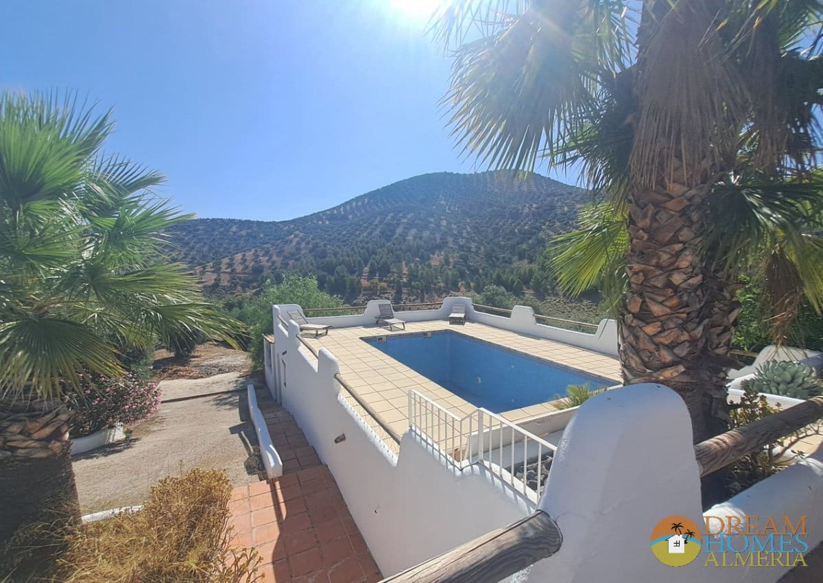4 soveværelse Finca/Landehus til salg i Iznajar med swimmingpool garage - € 425.000 (Ref: 10157072)
