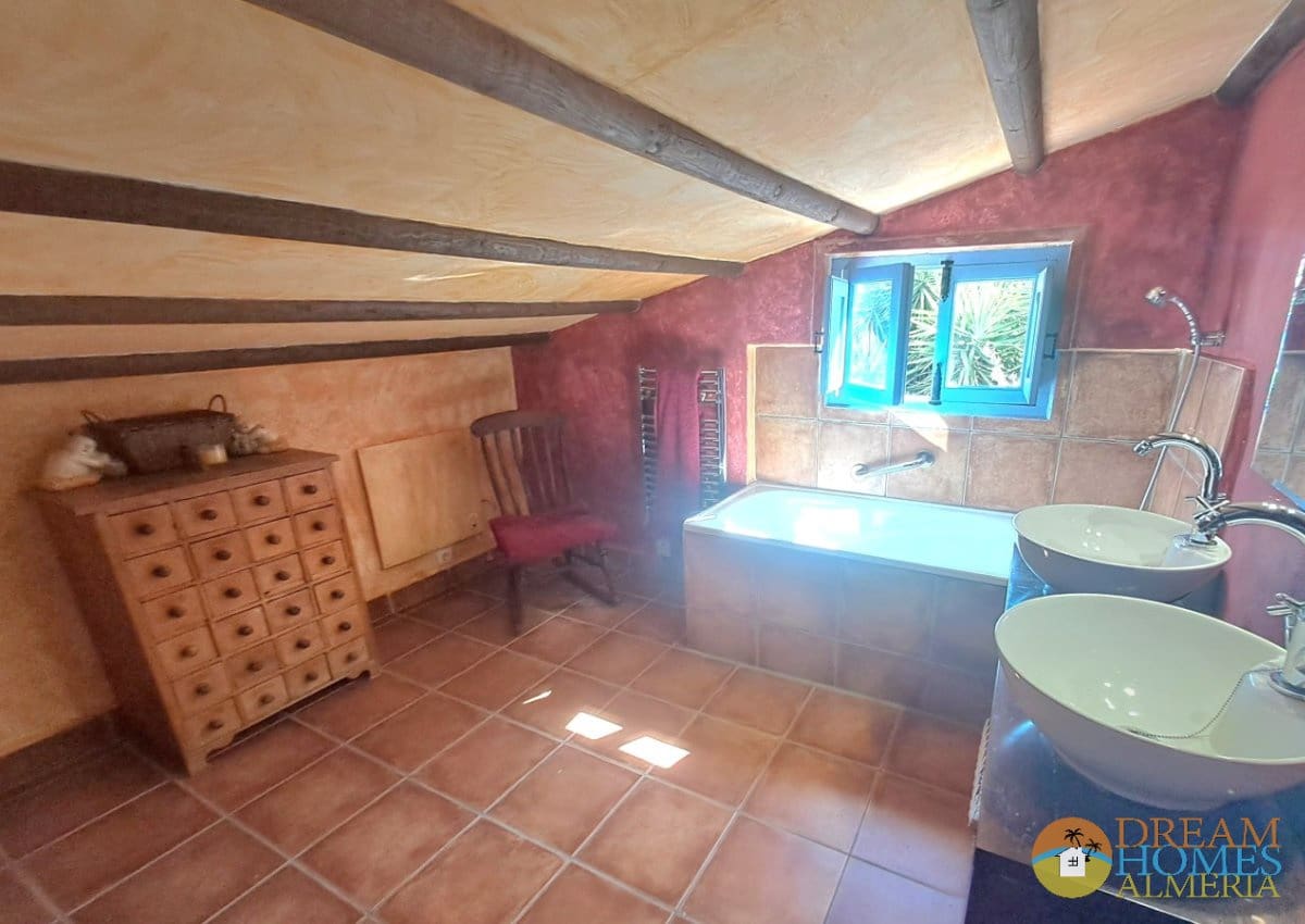 4 soveværelse Finca/Landehus til salg i Iznajar med swimmingpool garage - € 425.000 (Ref: 10157072)