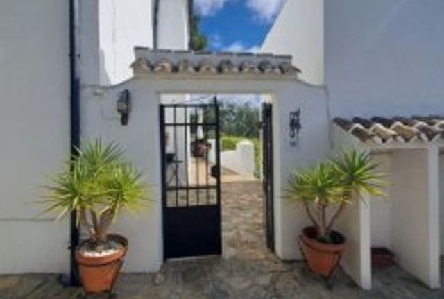 4 soveværelse Finca/Landehus til salg i Iznájar med swimmingpool - € 385.000 (Ref: 8607794)