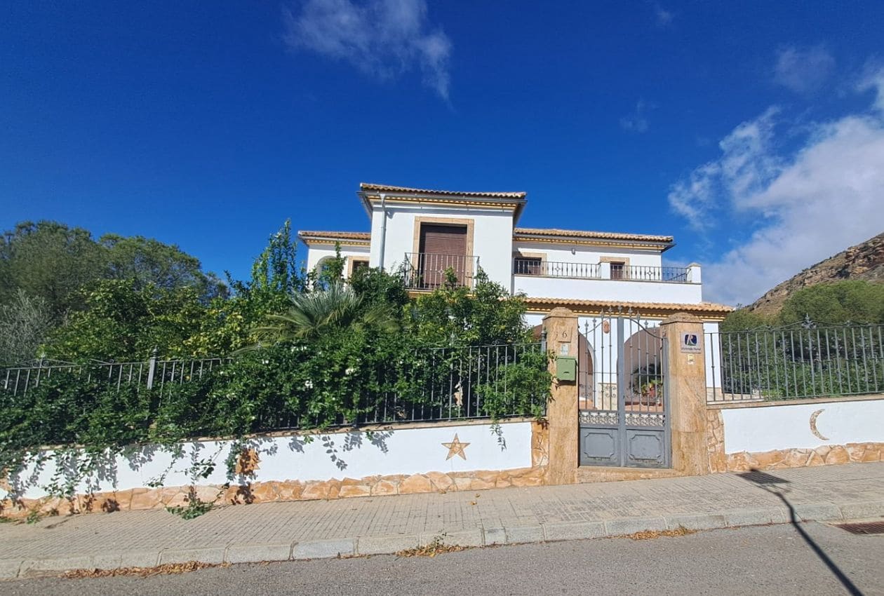 4 soveværelse Byhus til salg i Iznajar med swimmingpool - € 850.000 (Ref: 8690686)