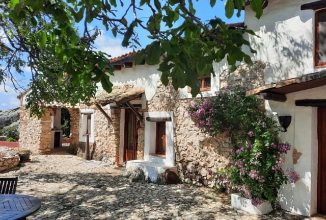 6 soveværelse Finca/Landehus til salg i Segura de la Sierra med swimmingpool - € 555.000 (Ref: 8769805)