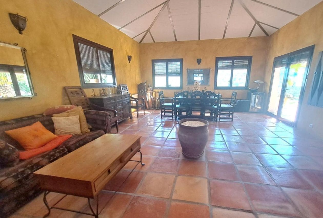 4 soveværelse Finca/Landehus til salg i Iznajar med swimmingpool - € 449.995 (Ref: 9101671)