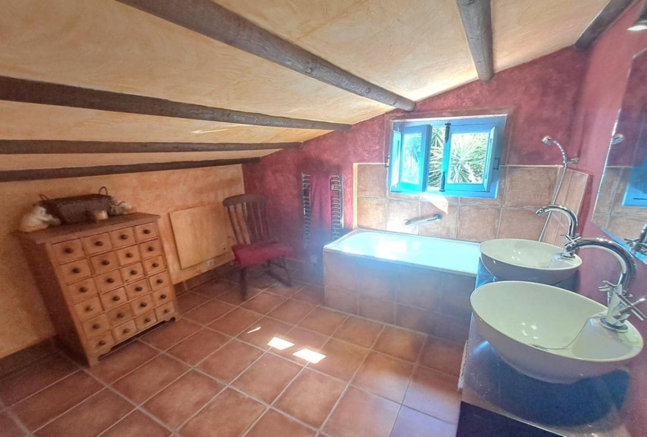 4 soveværelse Finca/Landehus til salg i Iznajar med swimmingpool - € 449.995 (Ref: 9101671)