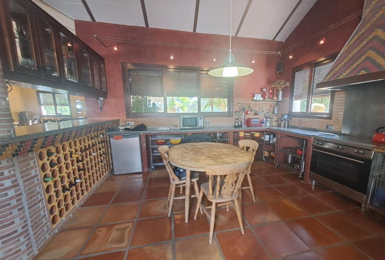 4 soveværelse Finca/Landehus til salg i Iznajar med swimmingpool - € 449.995 (Ref: 9101671)