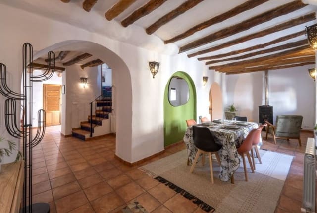 4 bedroom Townhouse for sale in Alcalá la Real with pool - € 330,000 (Ref: 9113387)