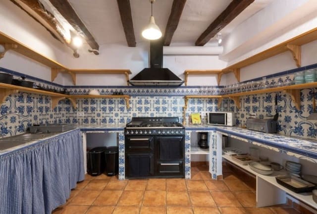 4 bedroom Townhouse for sale in Alcalá la Real with pool - € 330,000 (Ref: 9113387)