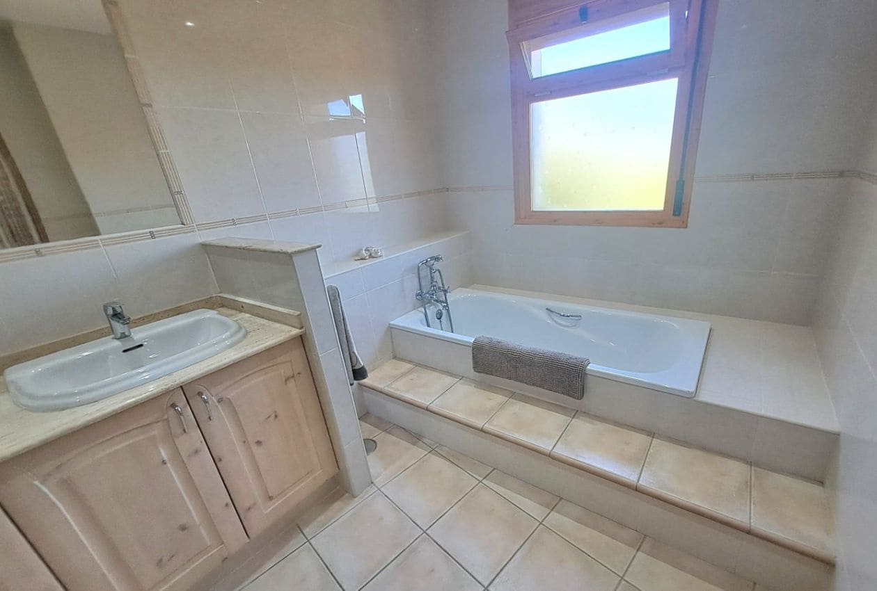 6 soveværelse Finca/Landehus til salg i Iznajar med swimmingpool - € 580.000 (Ref: 9227760)