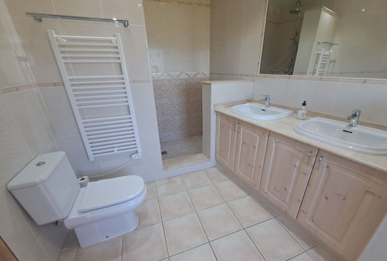 6 soveværelse Finca/Landehus til salg i Iznajar med swimmingpool - € 580.000 (Ref: 9227760)