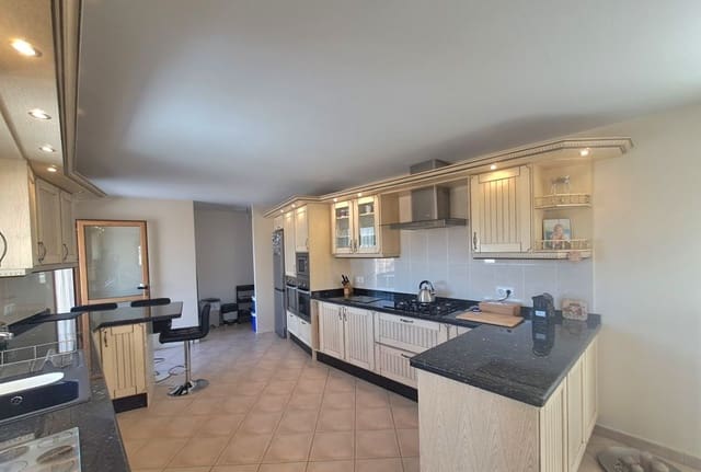 6 soveværelse Finca/Landehus til salg i Iznájar med swimmingpool - € 580.000 (Ref: 9227760)