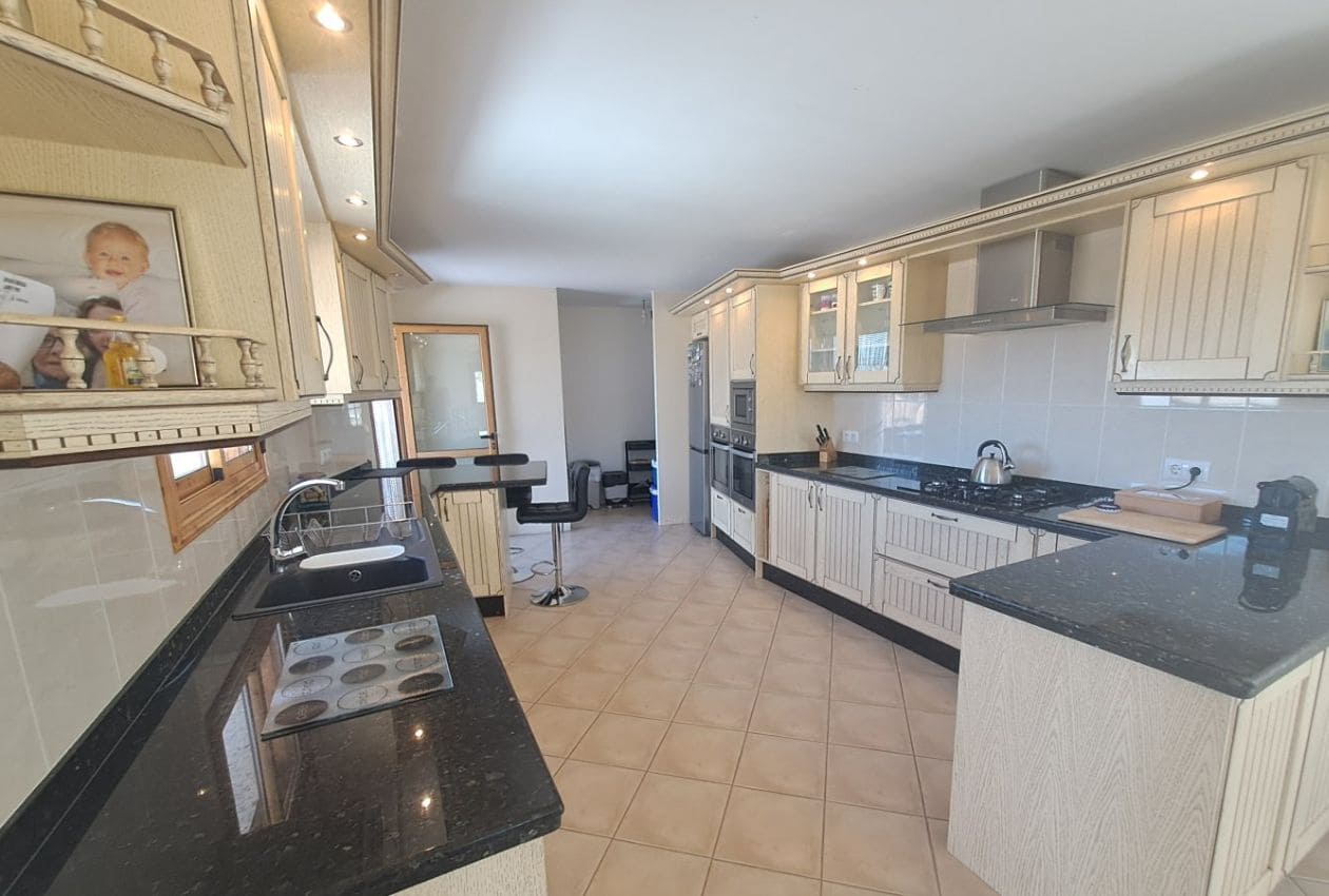 6 soveværelse Finca/Landehus til salg i Iznajar med swimmingpool - € 580.000 (Ref: 9227760)