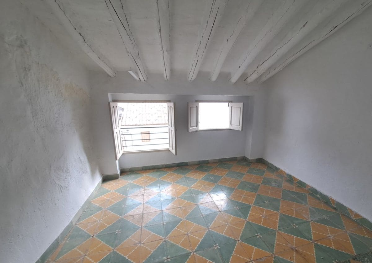 8 bedroom Townhouse for sale in Castillo de Locubin - € 74,000 (Ref: 9672748)