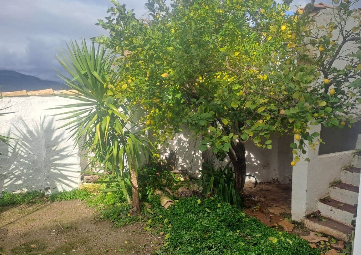 8 bedroom Townhouse for sale in Castillo de Locubin - € 74,000 (Ref: 9672748)