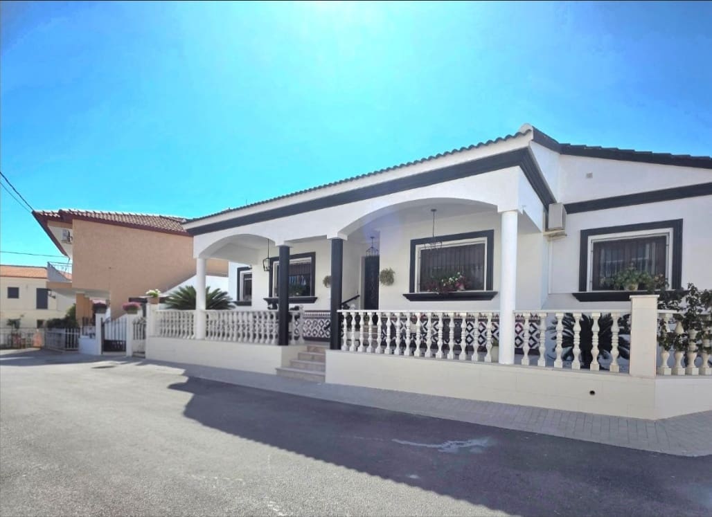 Chalet de 4 habitaciones en Antas en venta con piscina - 549.950 € (Ref: 9863654)